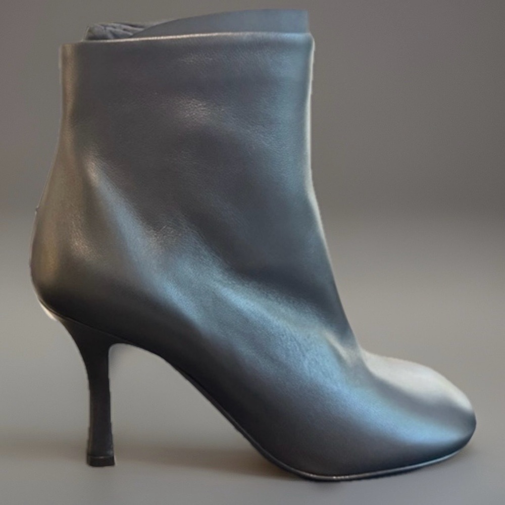 BURBERRY | PRICE FIRM💲💥
Black Leather Bootie
EU 36